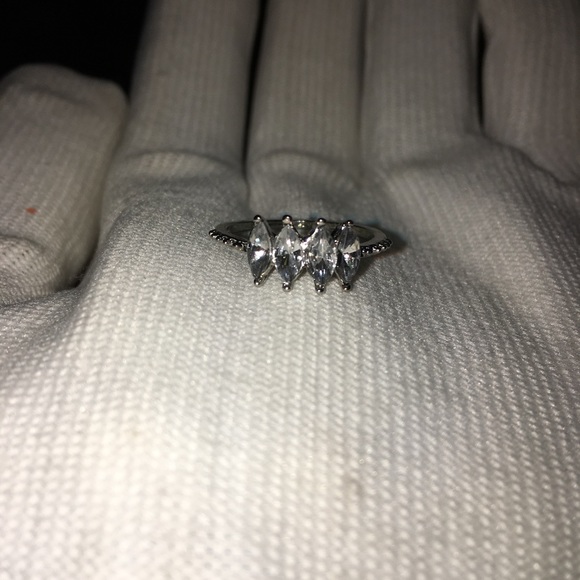 ANGLE DIAMOND RING - Picture 3 of 12